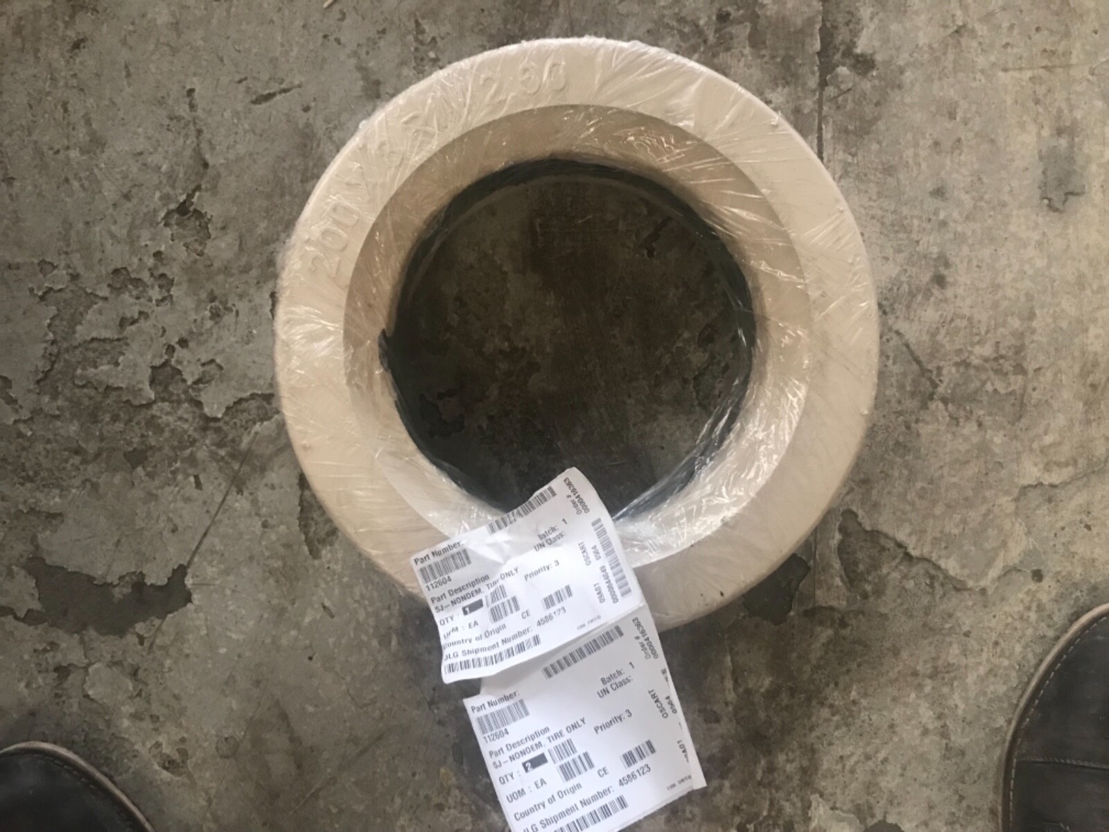 112604 GENUINE OEM JLG Tire Non-Marking Tire