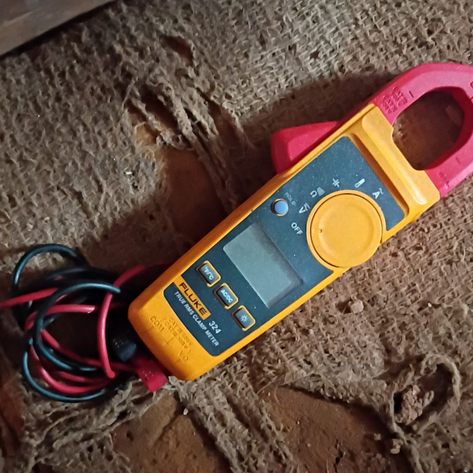 Fluke 324 True RMS Clamp Meter CAT III 600V, AC/DC V, Ohms, 4000 Count