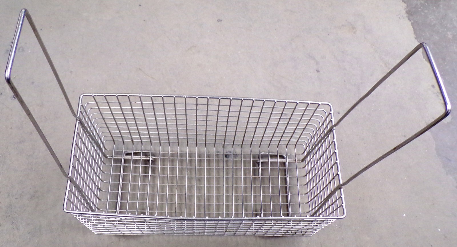 UNKNOWN BRAND DEEP FRYER BASKET, 22» X 10 5/8» X 11»