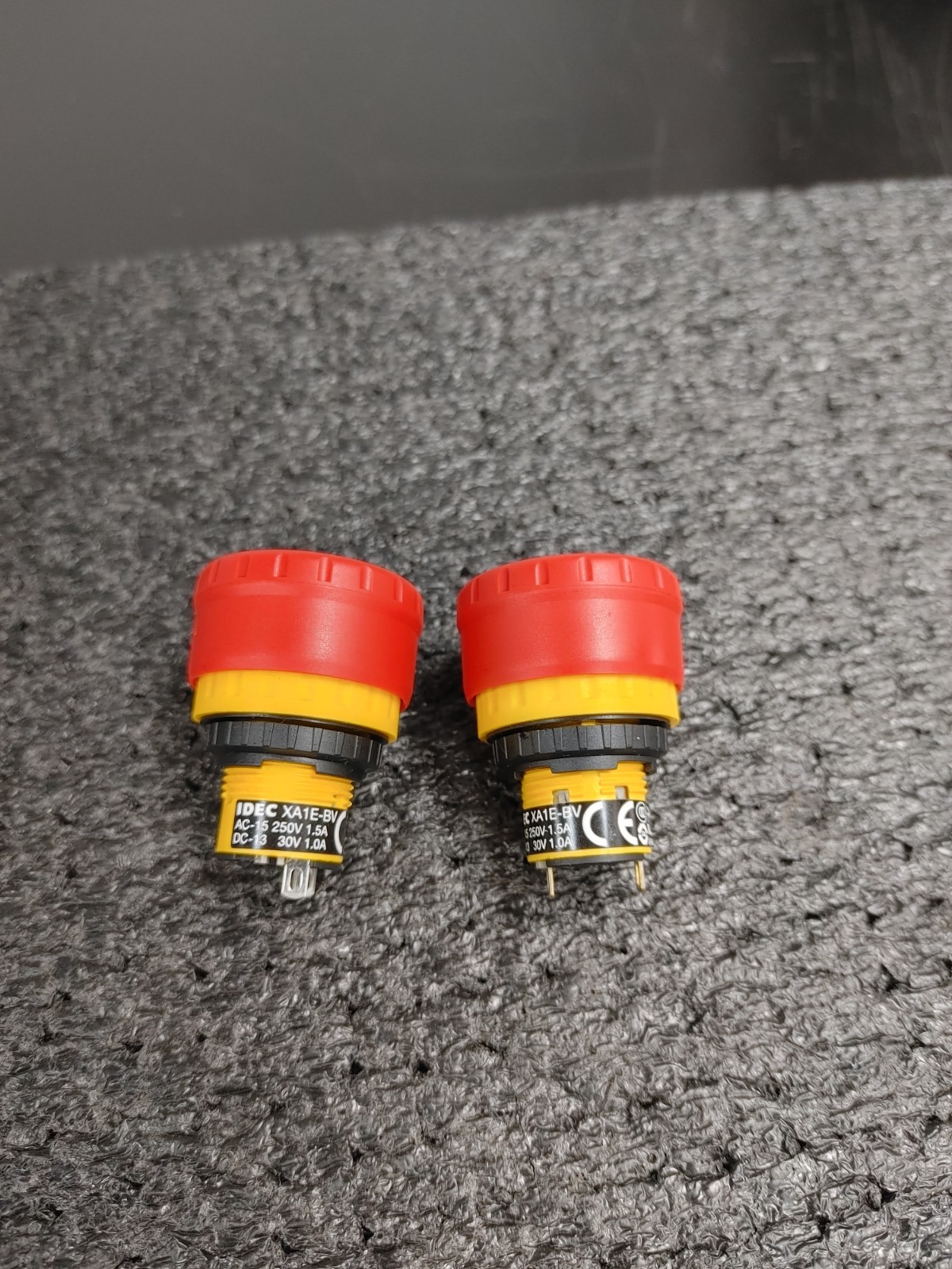 Lot of 2 IDEC XA1E-BV XA Series 16mm Estop Emergency Stop Switch 2 Prong