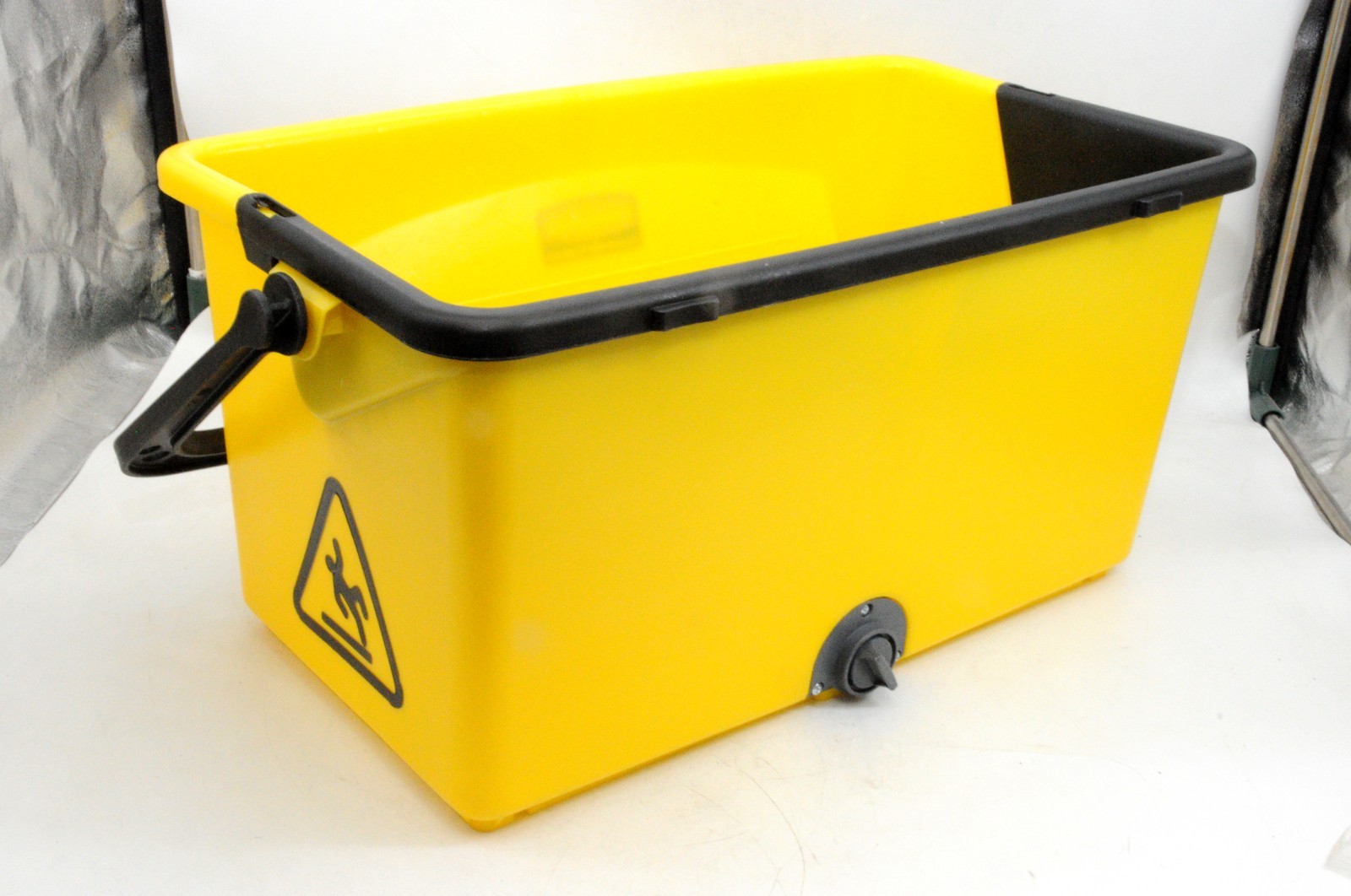 Rubbermaid Commercial Products HYGEN Microfiber Press Wring Bucket (FGQ90088YEL)
