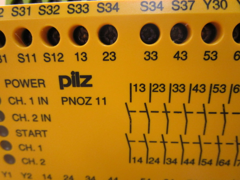 Pilz PNOZ-11 24VAC 24 VDC 7n/o 1n/c Relay 774080 (Pack of 3)