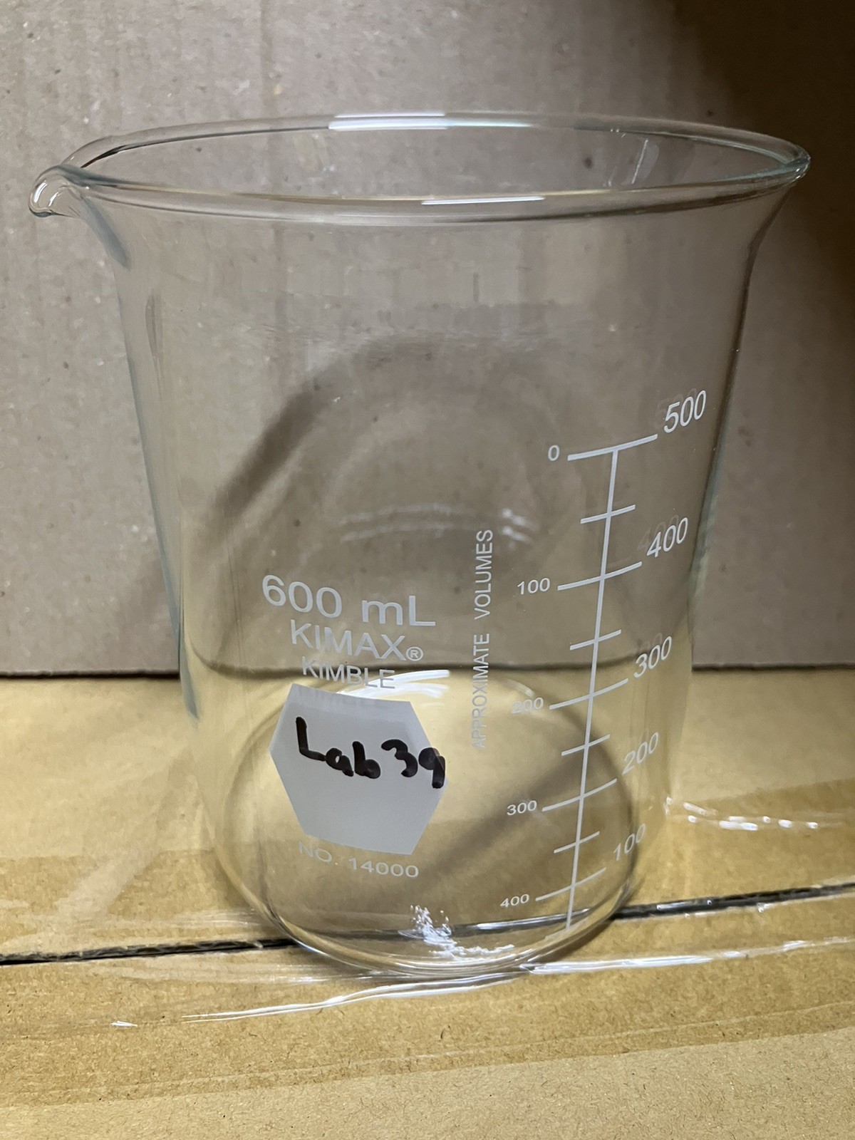 KIMAX Glass 600mL Low Form Dual Scale Graduated Griffin Beaker 14000-600