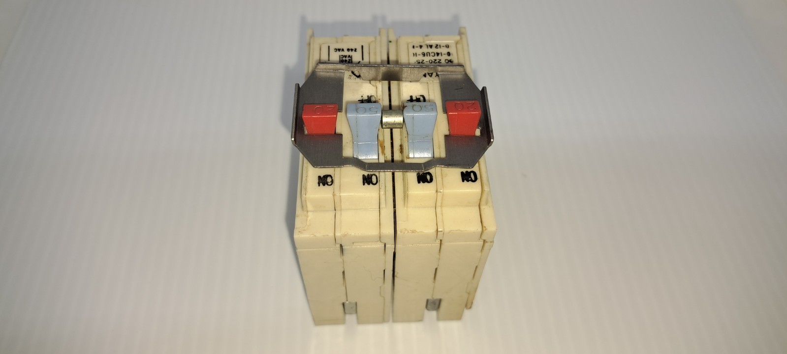 Bryant BQ220-250 4-Pole Quad Type BARD Circuit Breaker White BQ 220-250 FLAW