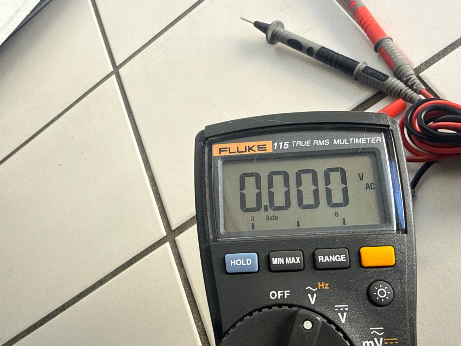 Fluke 115 True RMS Multimeter Leads 600V Cat III Ohms Range MV HZ Good
