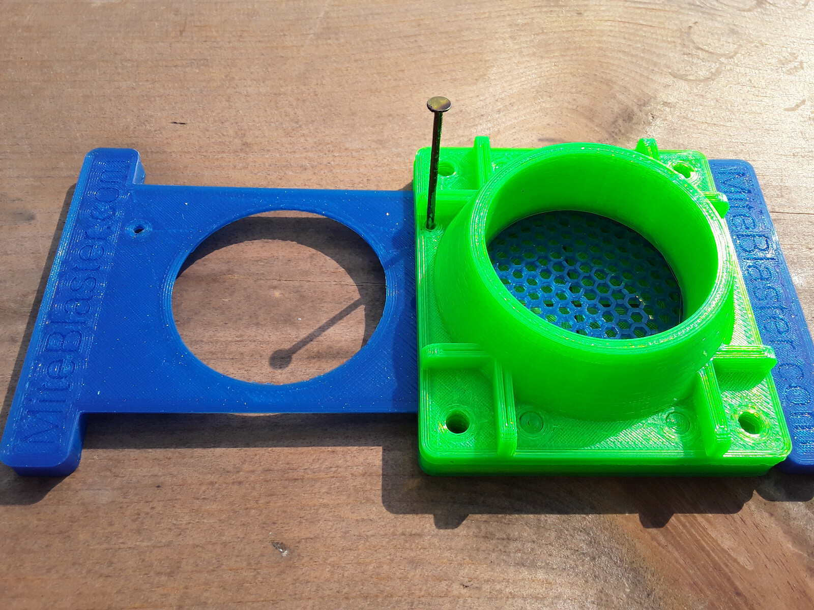Bee Vacuum Gate for Beekeeping with Nail Lock