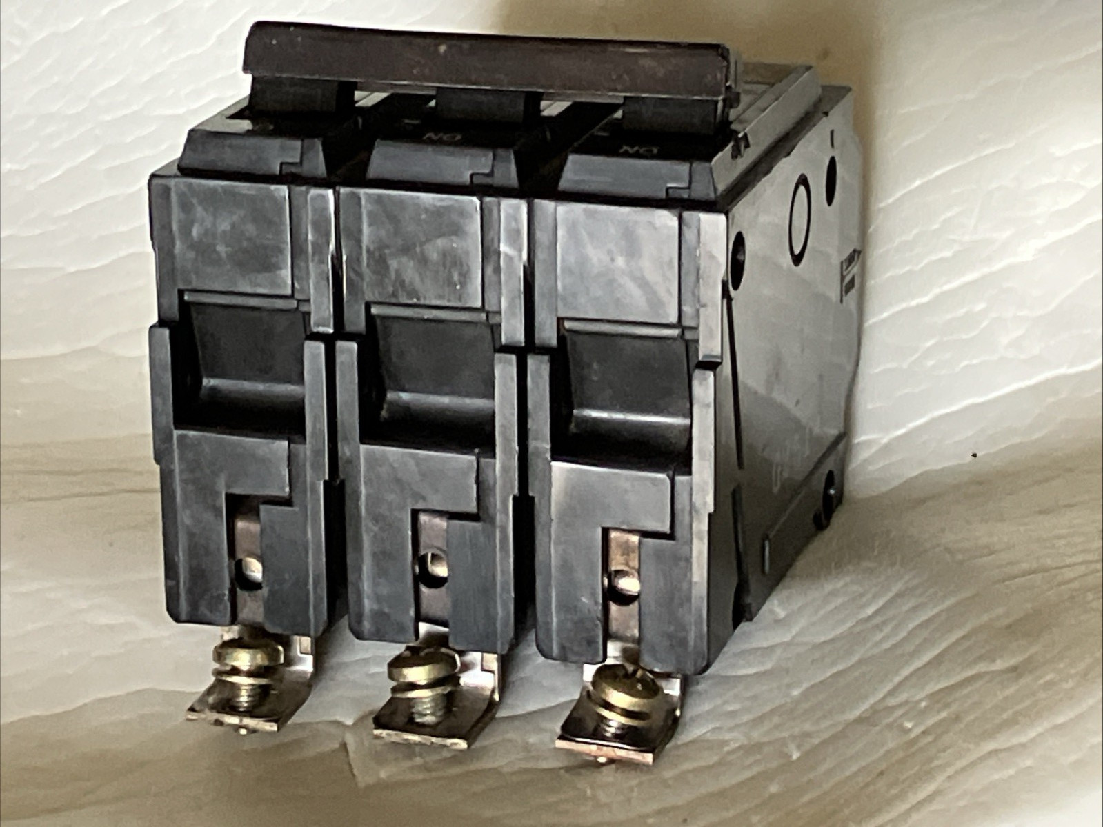 GE THQB CIRCUIT BREAKER THQB32080 80A 240V 3P 3Ph with OEM Bolt-on Bus Screws
