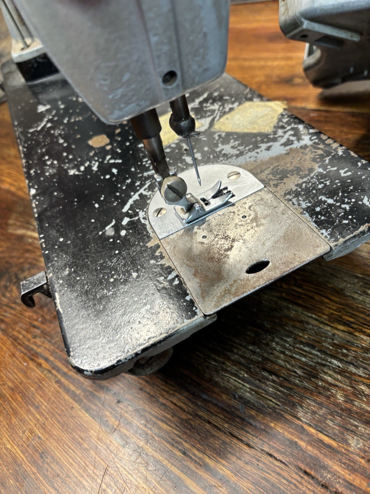 Singer 251-12 Upholstery Machine with oil pan, attachments & extras, WORKS BUT..