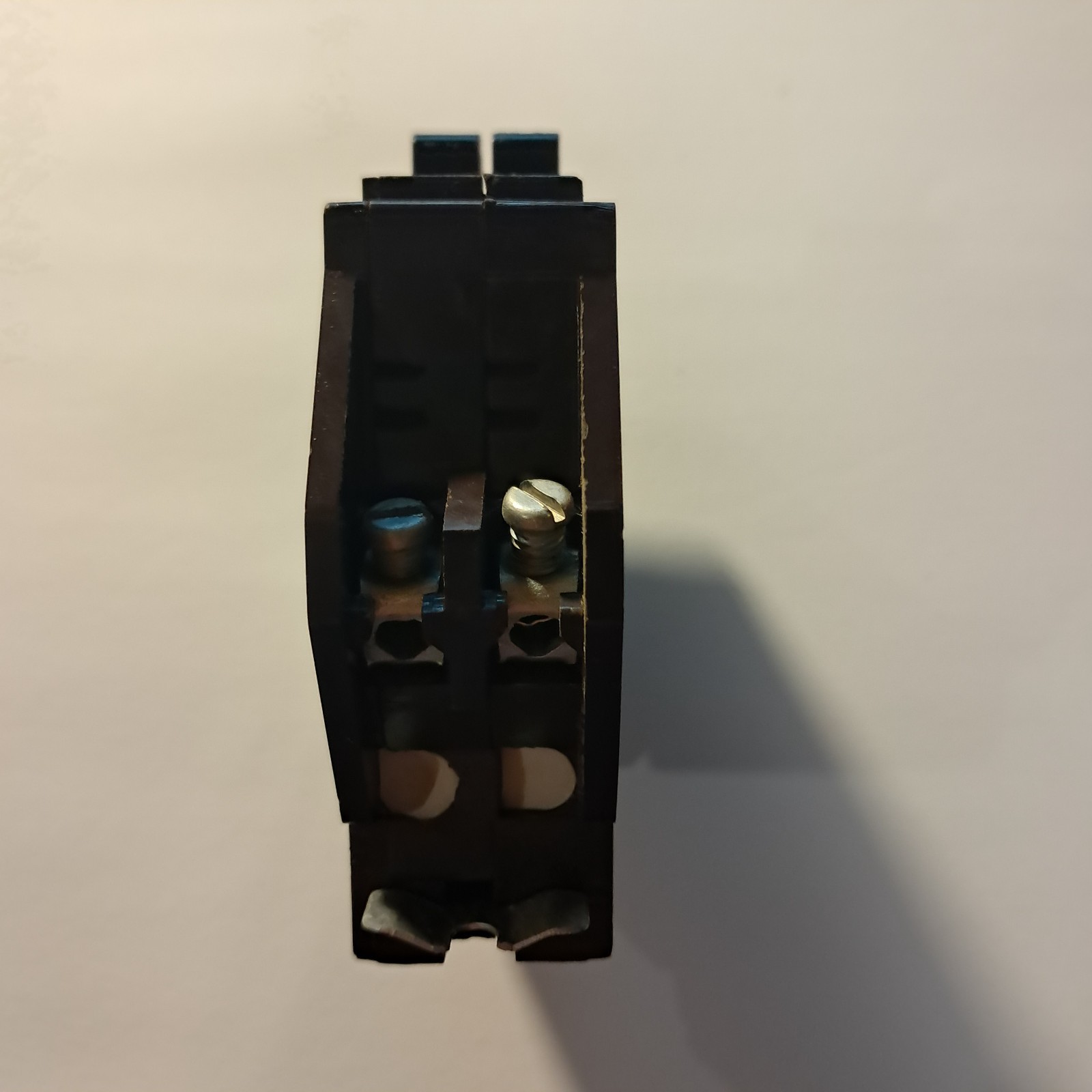 WADSWORTH B1515 TWIN TANDEM CIRCUIT BREAKER 15/15 AMP METAL FOOT CLIPS