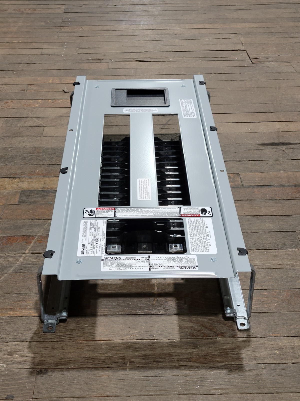Siemens P1E30MC250AT Main Panelboard Interior 250A 3P 4W 3PH 480/277V 30 Circuit