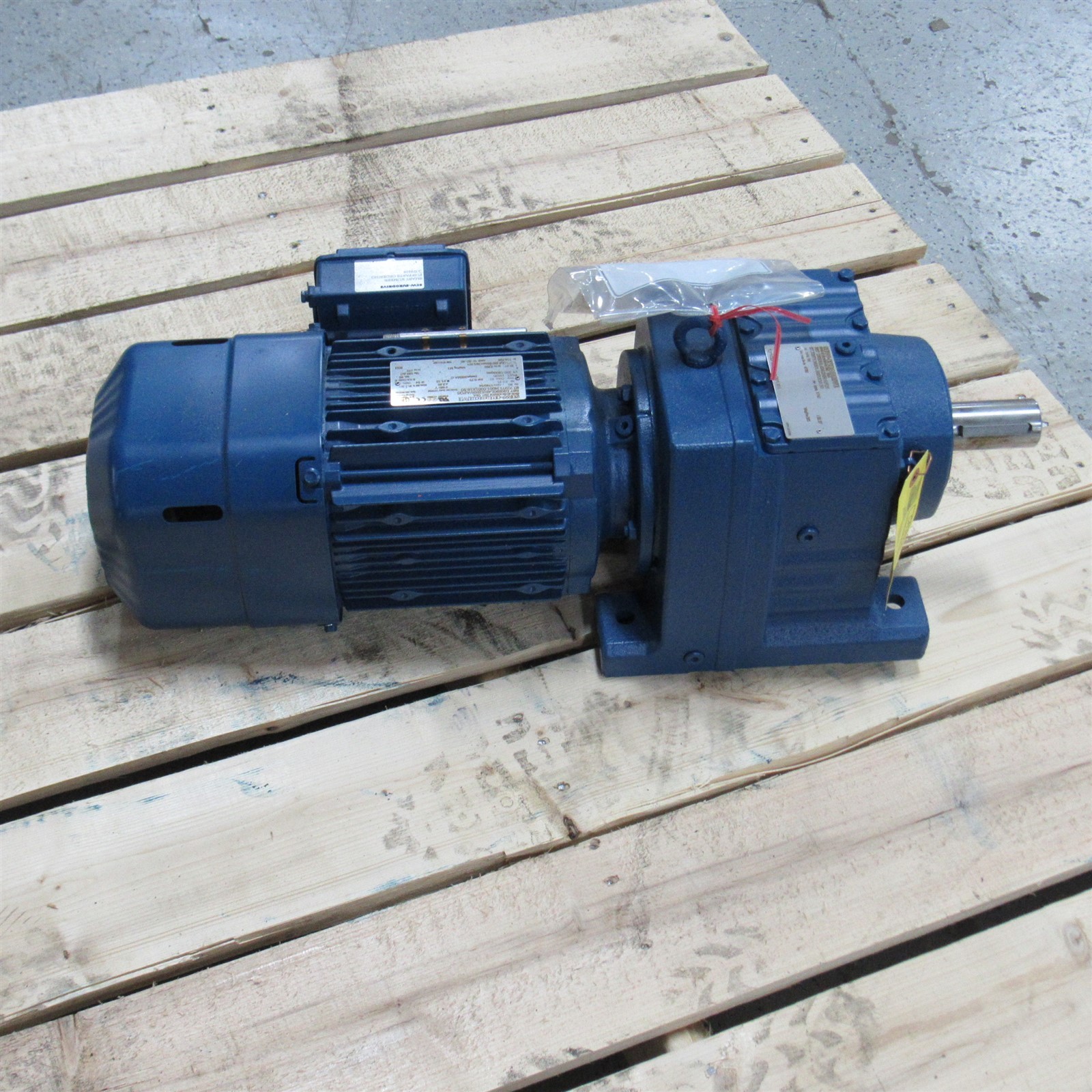 SEW-EURODRIVE GEARMOTOR 1,800 RPM 32.27:1 RATIO 2 HP R67DRE90L4BE2HR/AFQ5