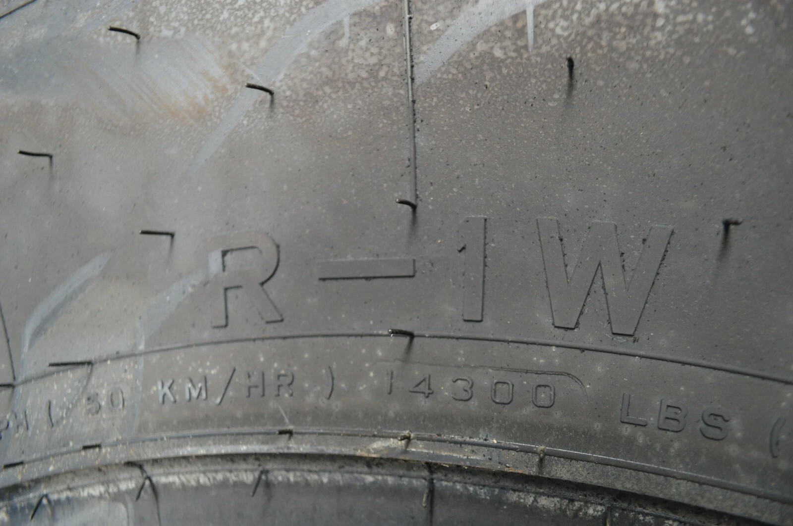 600/70R28 (VF) TIRE NEW COSMETIC BLEM R-1W 600 70 28 6007028