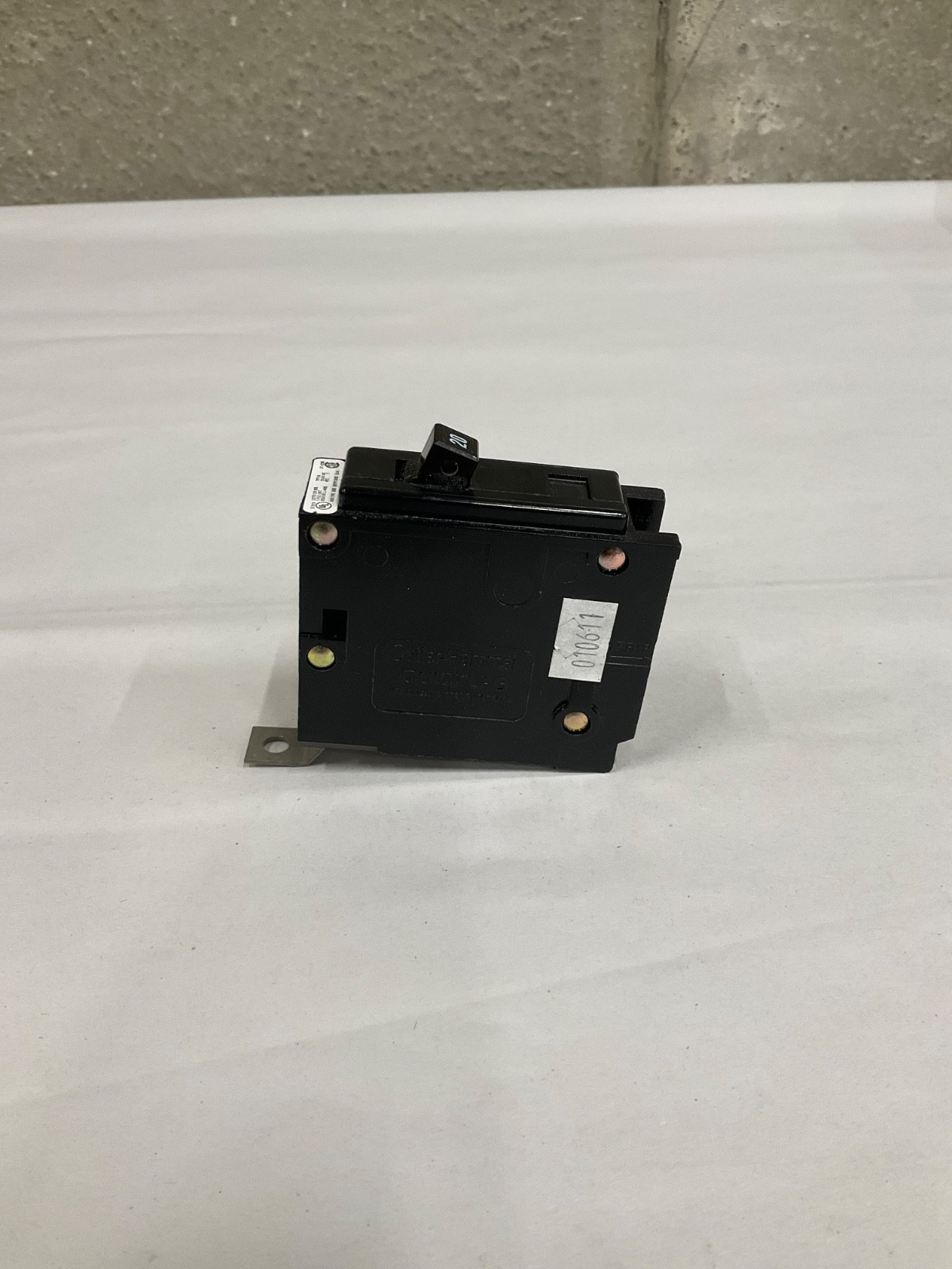 *LOT OF 2* CUTLER-HAMMER 20A CIRCUIT BREAKER 1-POLE 120/240 VOLT AC B120