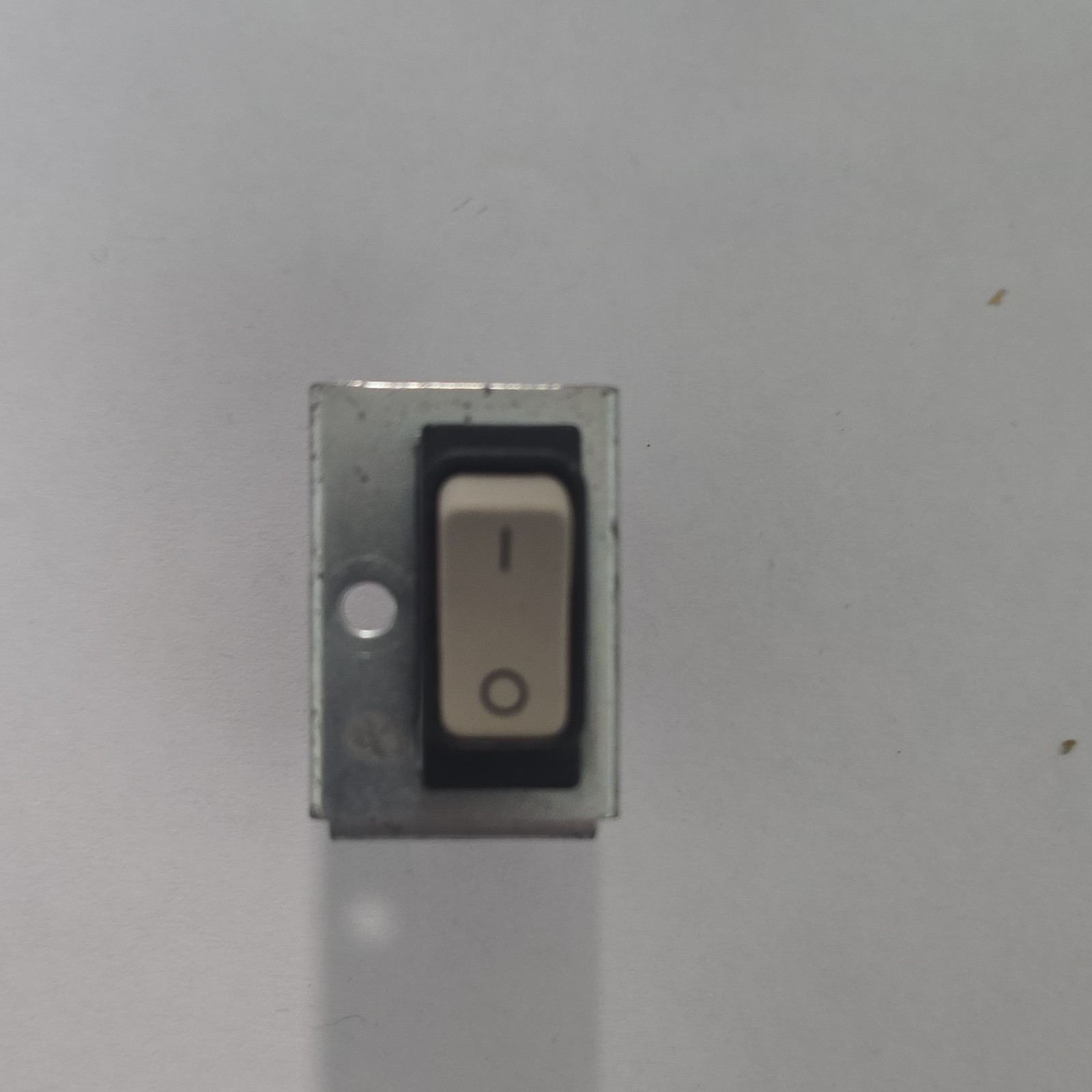 On/Off Decorator Rocker Switch I/O Black/White with Metal Mounting Bracket