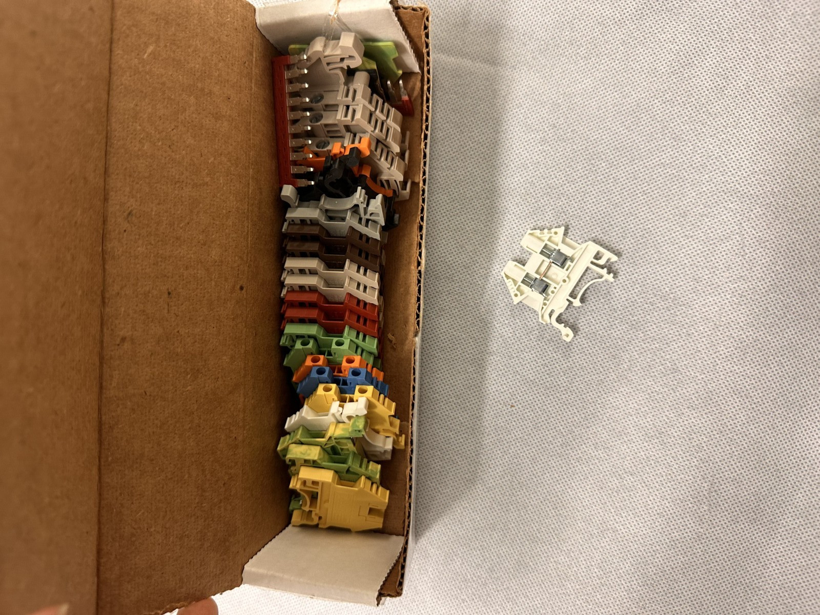 DIN Rail Block Kit #1 – Lot #100964188 – Color Assorted
