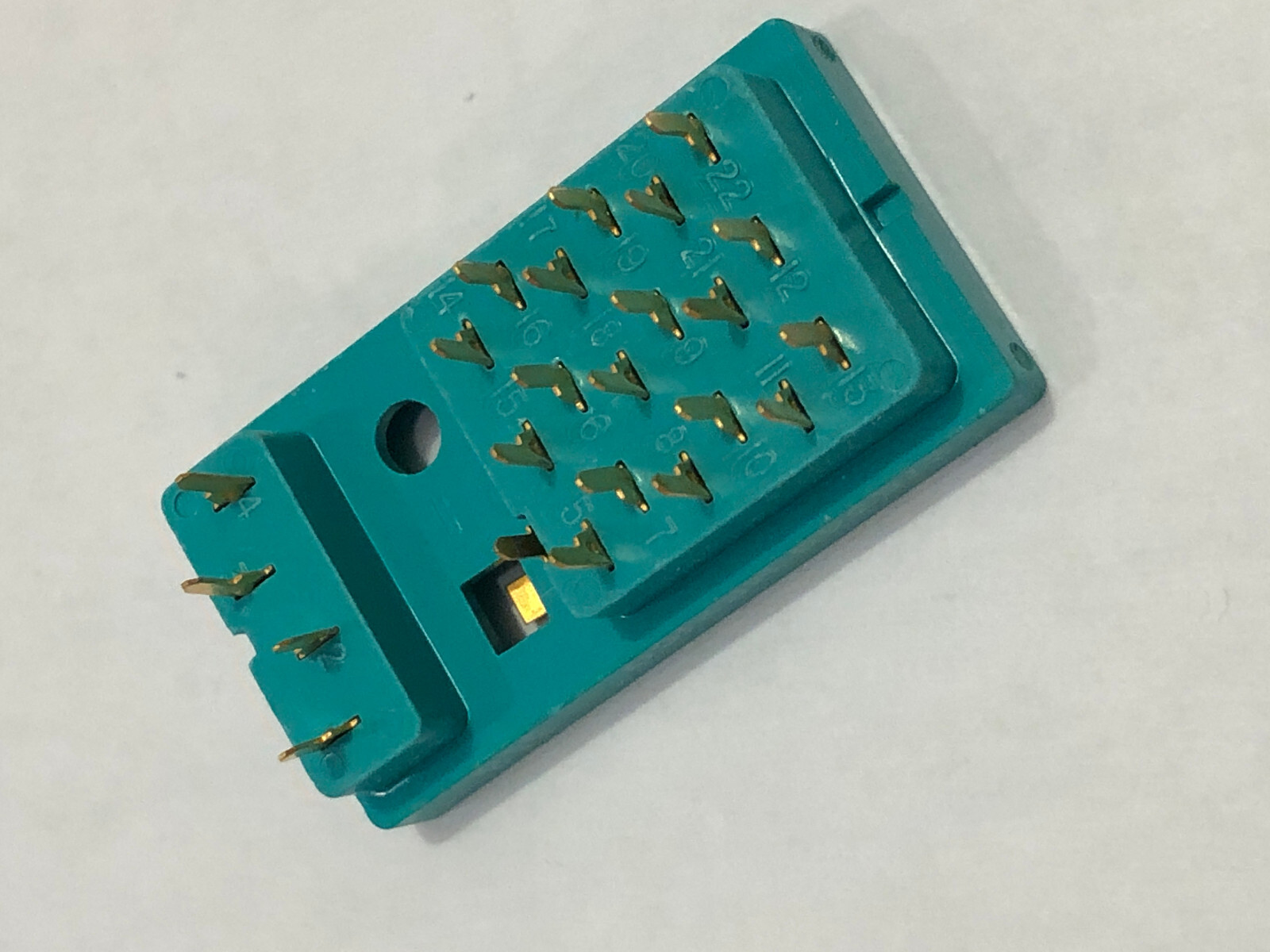 Relay Socket 27E348 for R10 type plug-in relays up to 6 Form C Contacts