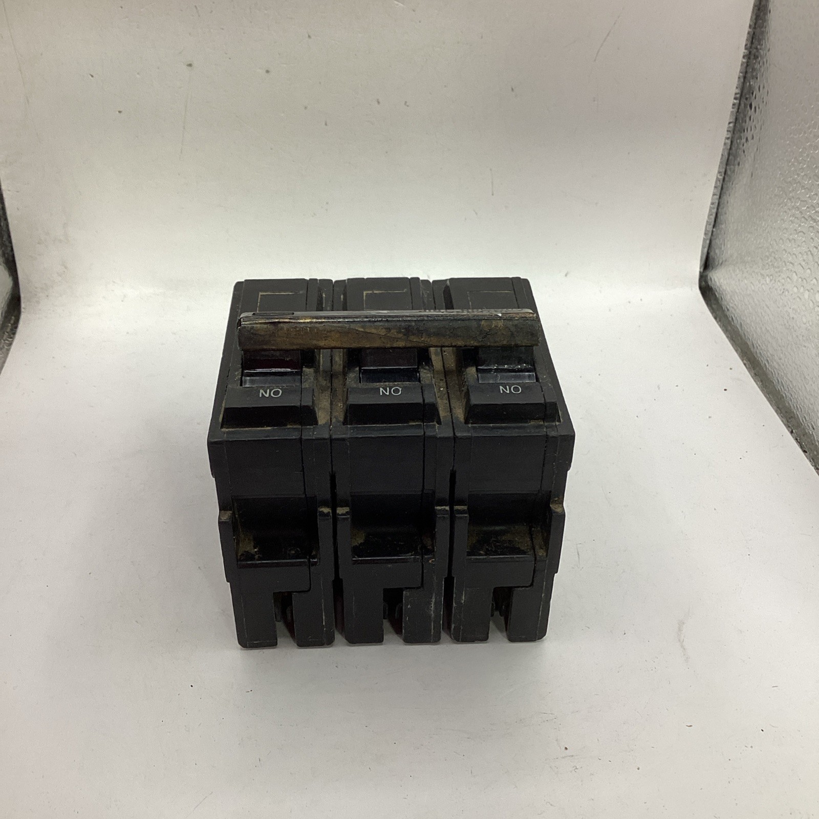Used GE THQL32020 3 Pole 20 Amp 240VAC⚪️