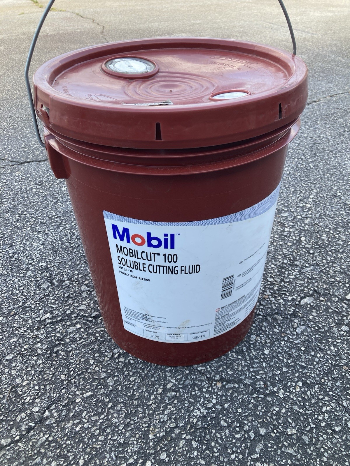 Mobilcut 100 Cutting Fluid Partial Bucket – 3 Gallon