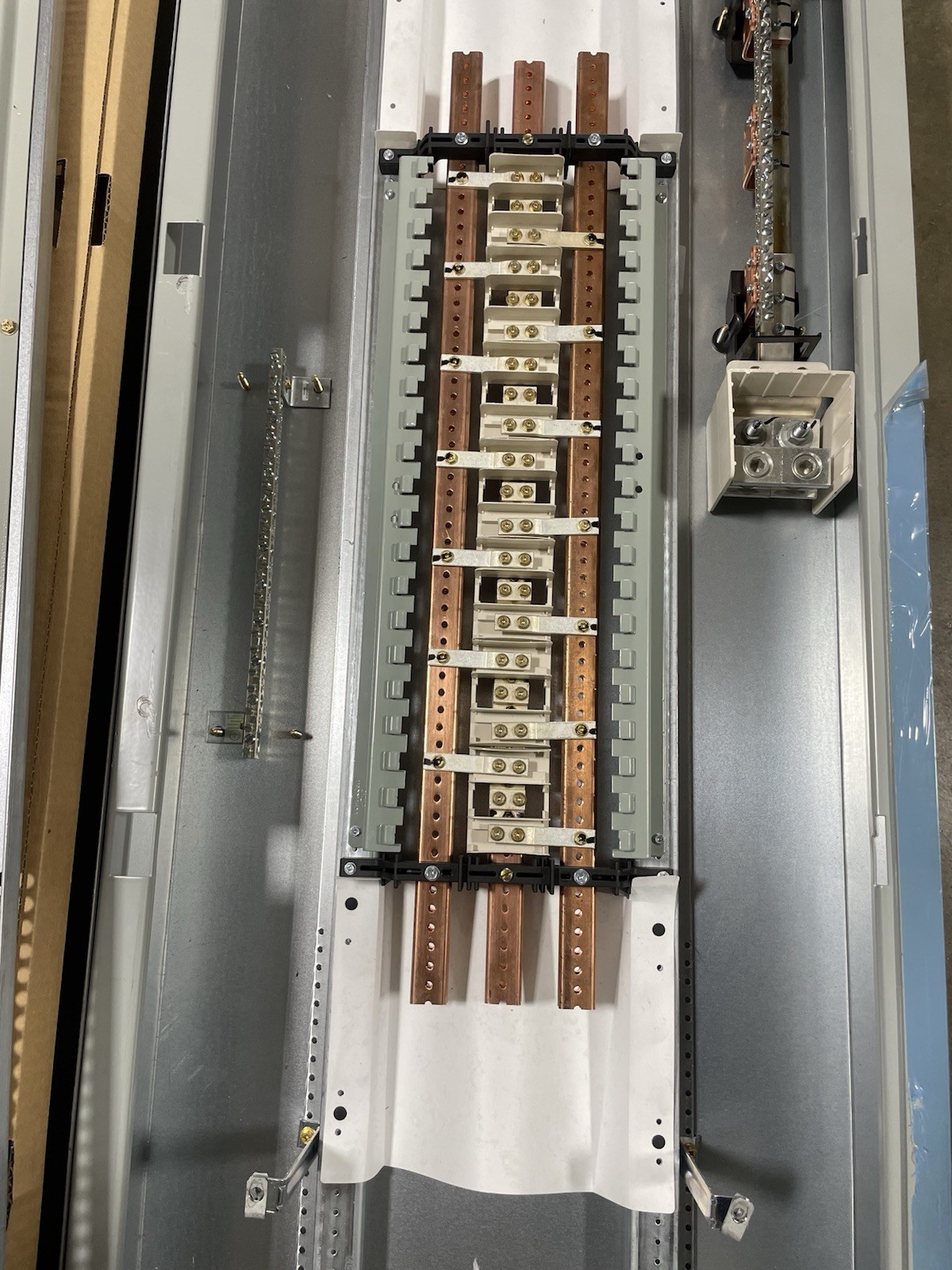 1-600 AMP 240V MAIN LUG PANELBOARD 42 SPACE 3 PHASE 4 WIRE COMPLETE PANEL