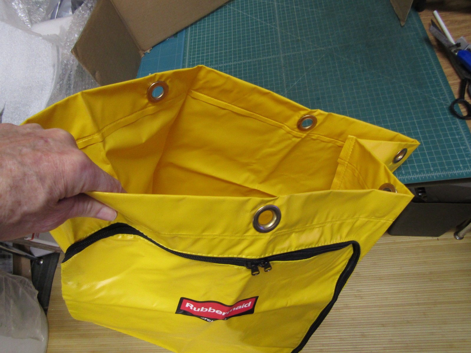 1 – Rubbermaid Commercial 1966719 24 gal Zippered Vinyl Cleaning Cart Bag New –