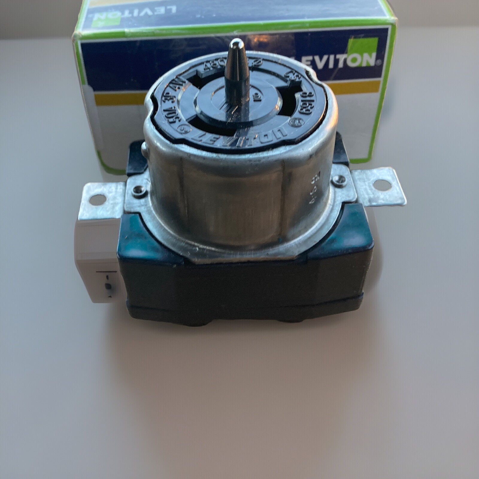 Leviton CS8169 3-Phase 480V Locking Flush Mount Receptacle – Black/White