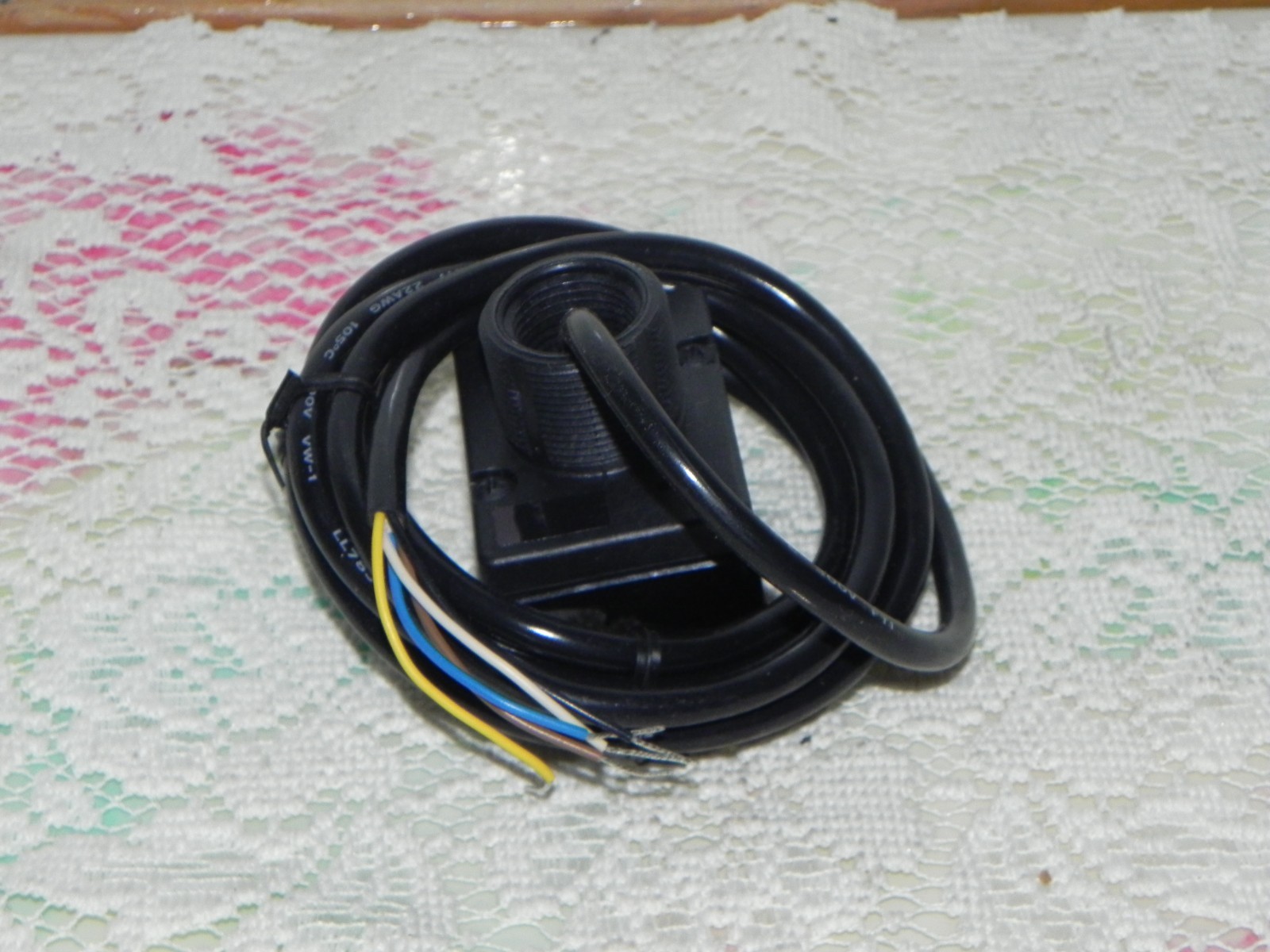 Banner QTBVR81 Photoelectric Switch Activates with Finger in Yoke20–30V AC or DC