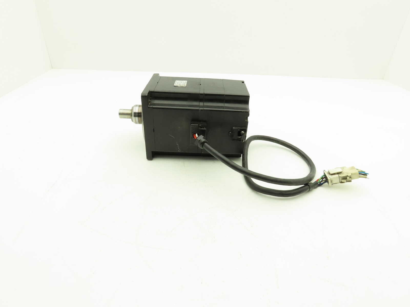 Yaskawa SGMP-15AWYR12 AC Servo Motor 1500W 4.77Nm 3000 RPM Encoder **READ**