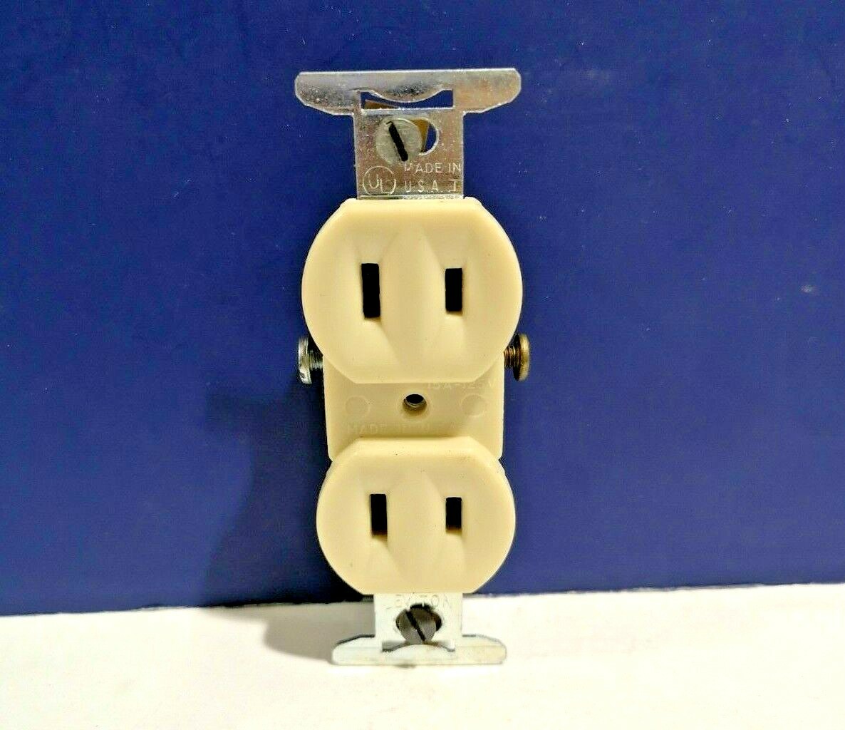 Leviton IVORY Duplex RECEPTACLE Side Wire 15A 125V 2W NEMA 1-15R NEW 223-I