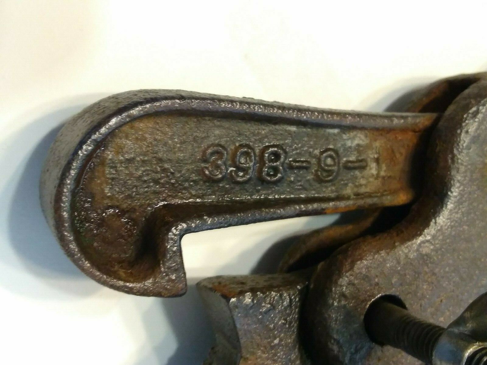 HOLLANDS 399B Pipe Vise (Bench) & Toledo Pipe Threader No. 30, 3/8″, 1/2″, 3/4