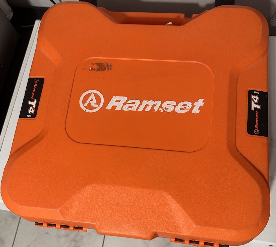 RAMSET T4SS Nail Gun Kit, GAS TOOL, CORDLESS, 2 BATTERIES, CASE AND CHARGER.