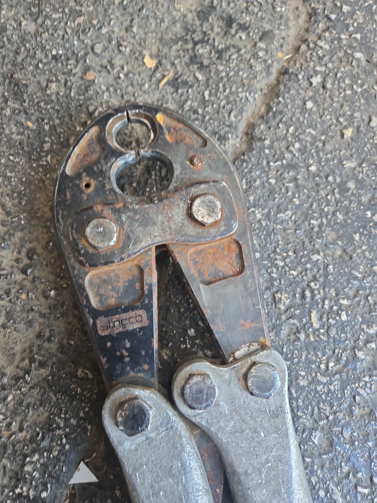 PRE-OWNED SLINGCO MODEL #D3 MANUAL CRIMPER FIBERGLASS HANDLE. GOOD WORKING COND.