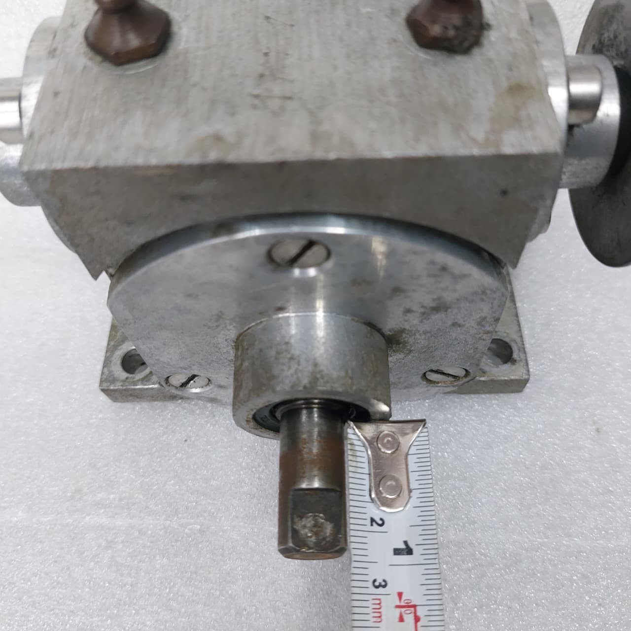 GEAR BOX (SPEED REDUCER) GEAR RATIO 17/1 .. IN SHAFT SIZE 10. MM OUTPUT 12.MM