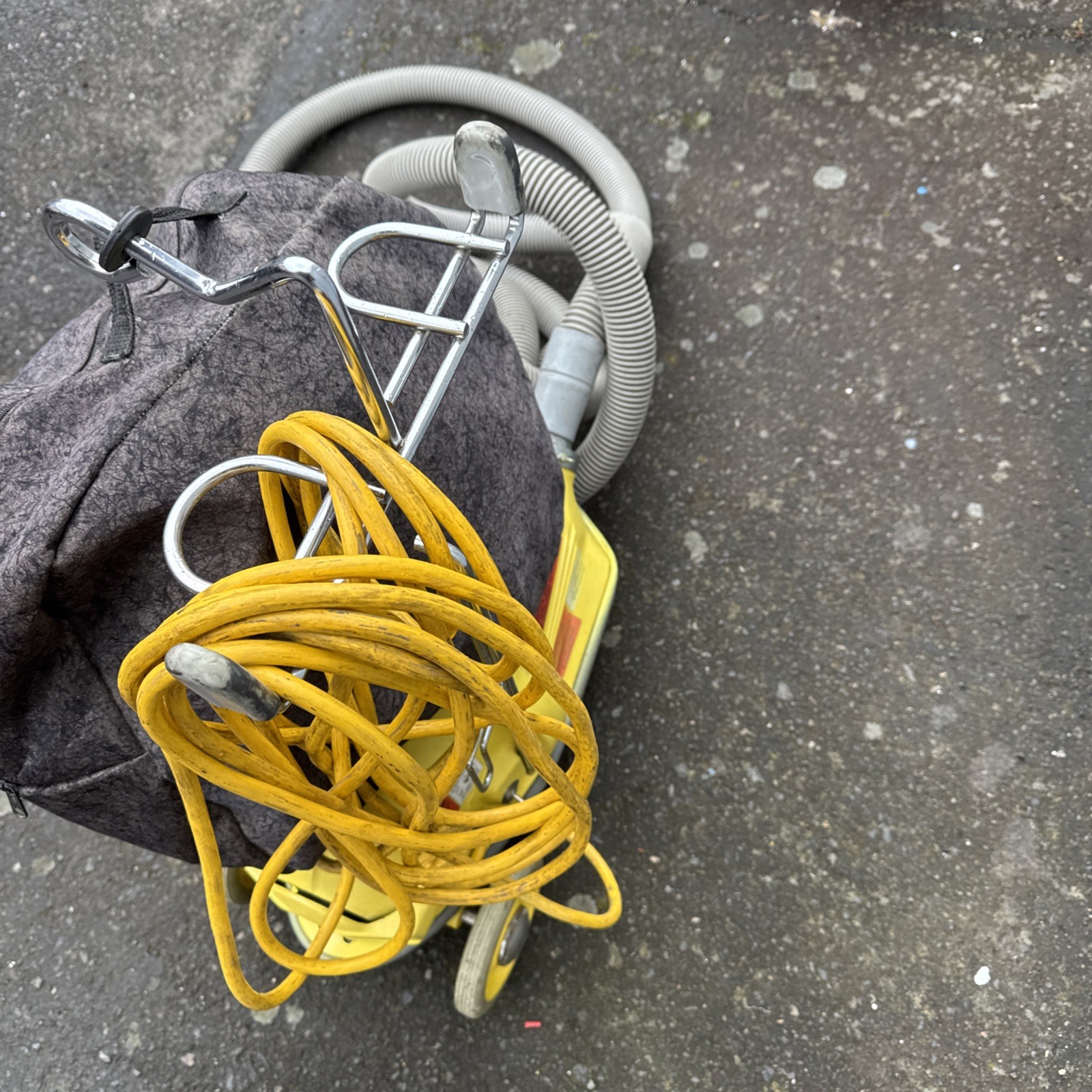 NSS M-1 PIG HEAVY DUTY PORTABLE VACUUM & BAG + HOSE WOW!! WORKS GOOD!