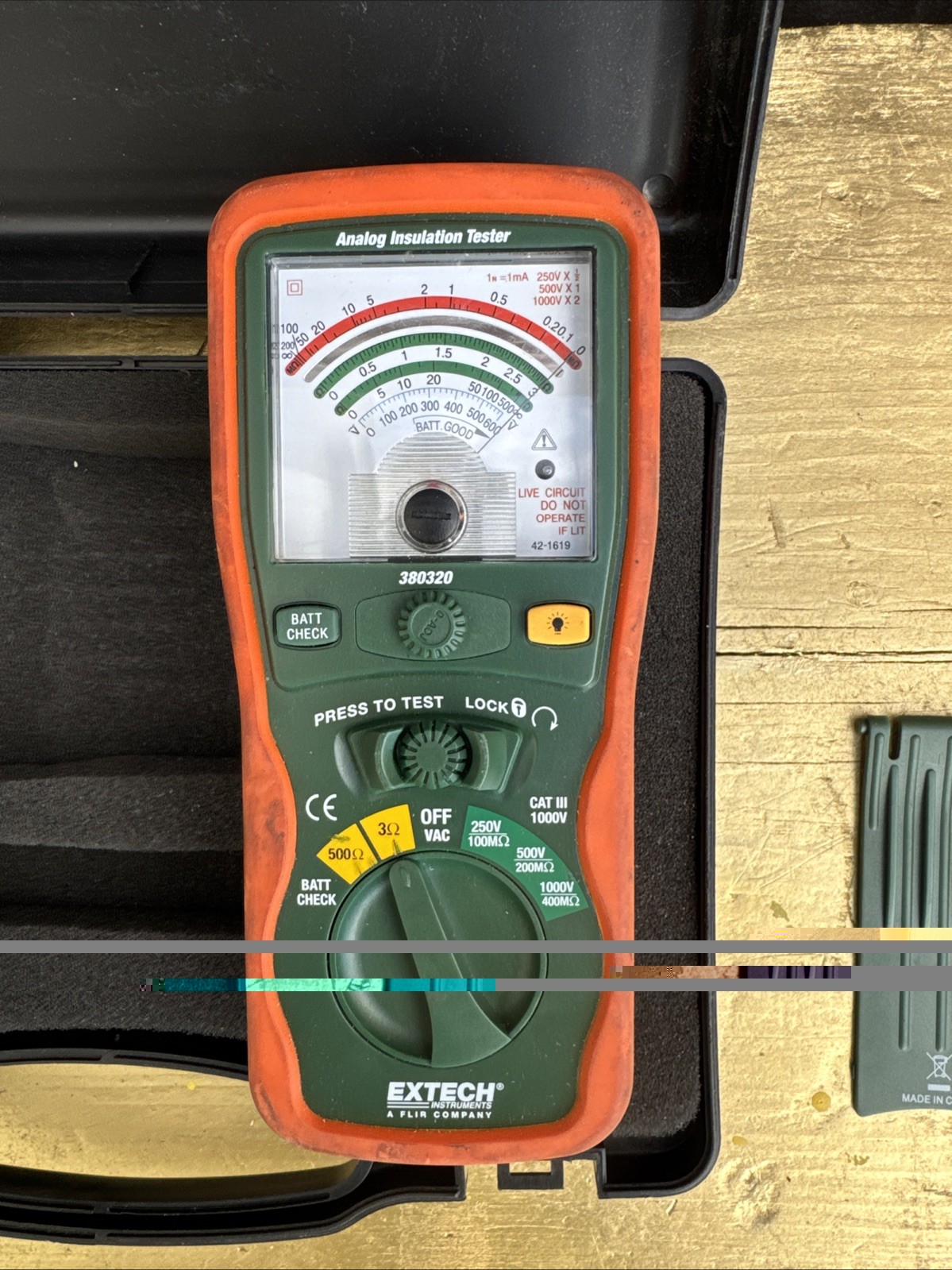 Extech 380320 Analog Insulation Tester Megohmmeter CAT III 1000V w/ Case
