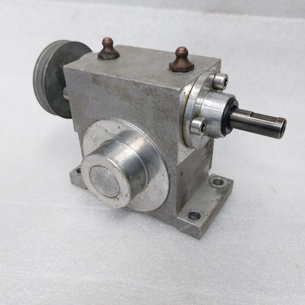 GEAR BOX (SPEED REDUCER) GEAR RATIO 17/1 .. IN SHAFT SIZE 10. MM OUTPUT 12.MM