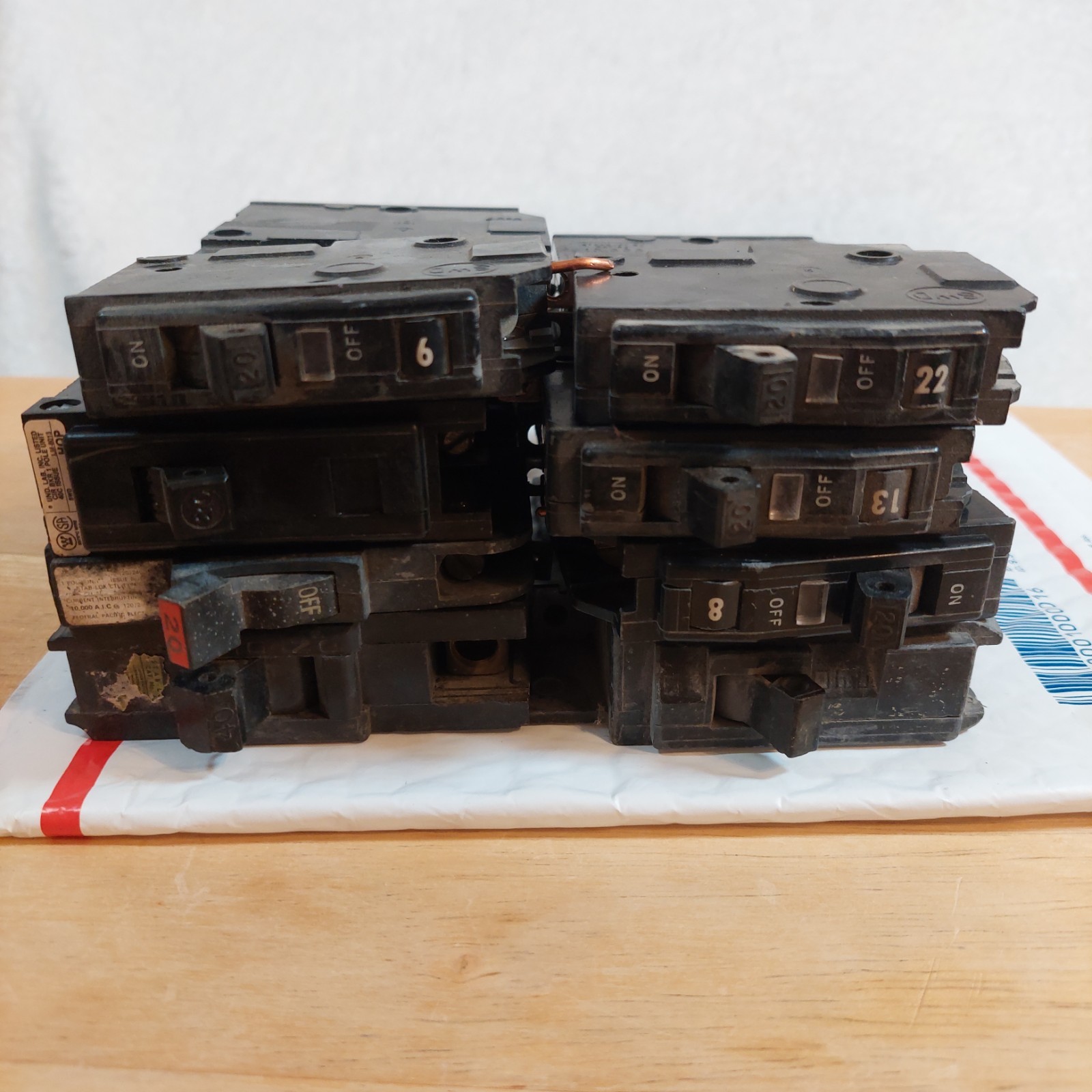 Circuit Breakers Lot 8.5lbs, 33 assorted Single Phase Breakers 20 – 40 Amp Lot