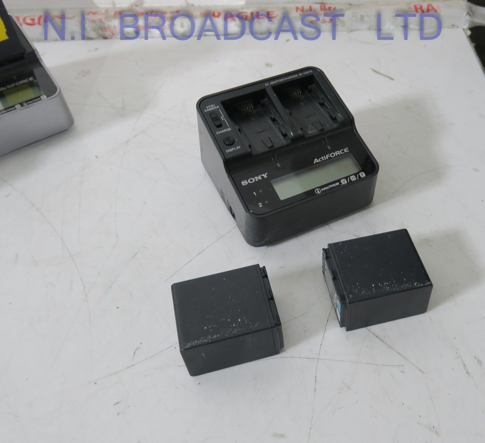 1x Sony actiforce charger with 2x lithium ion np-fh100 batteries  (26wh ) batte