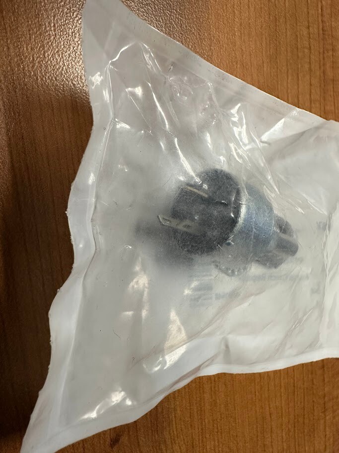 BRAND NEW, UN-OPENED PE30L0FL471KAB Potentiometer