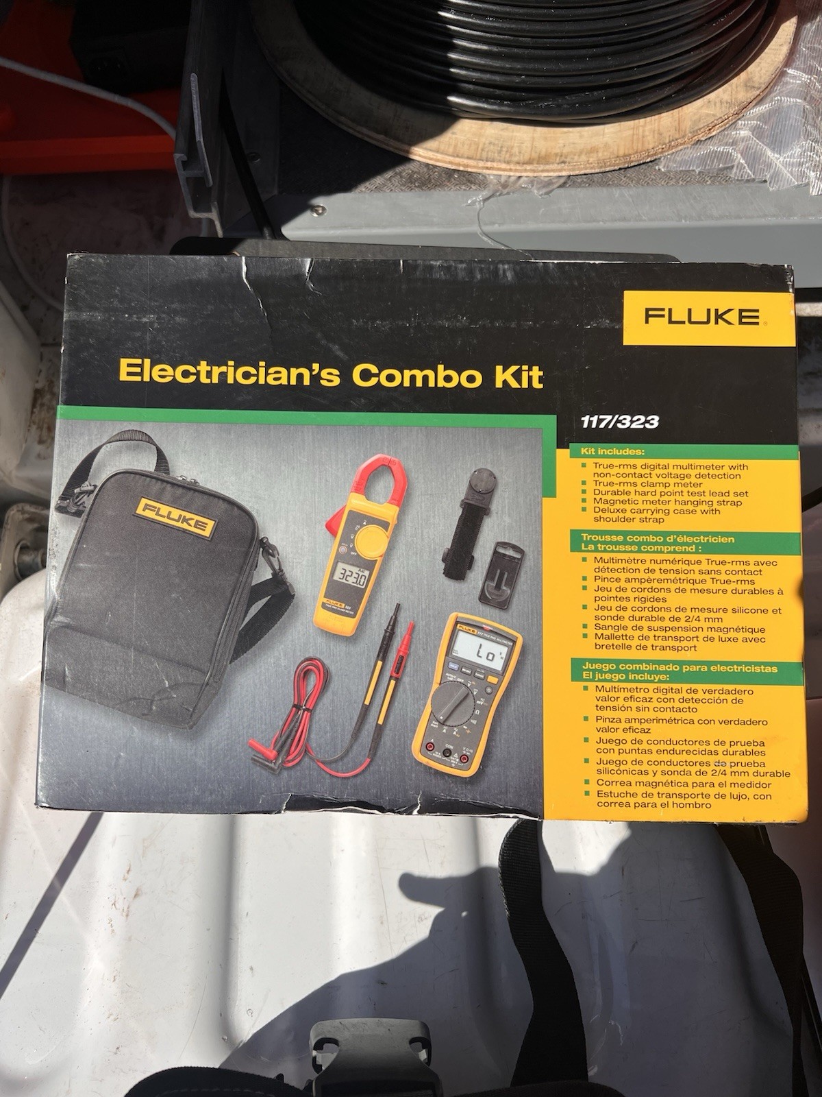 Fluke 117/323 Electrician’s Combo Kit Digital Multimeter Clamp Meter Case Strap