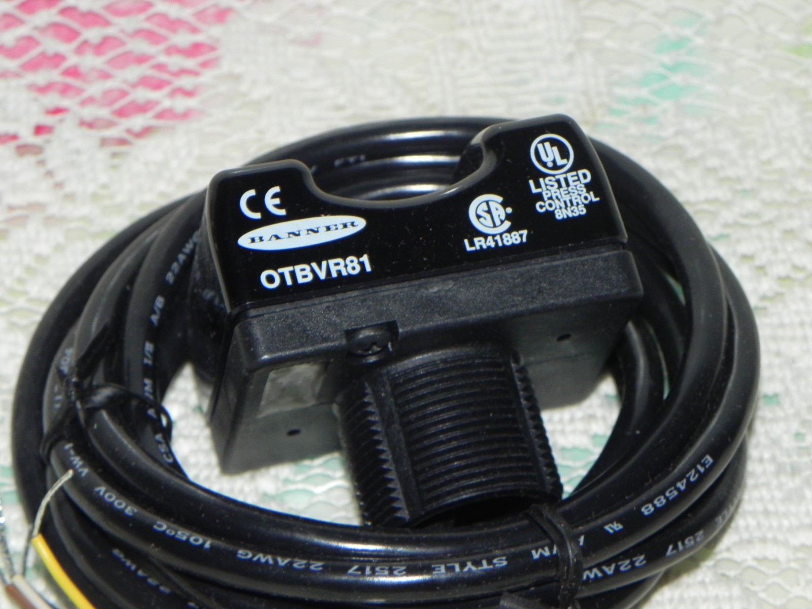 Banner QTBVR81 Photoelectric Switch Activates with Finger in Yoke20–30V AC or DC