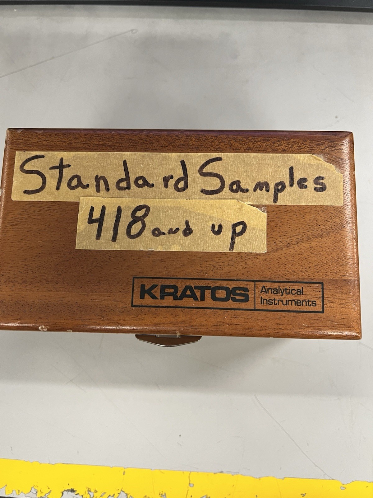 Kratos Analytical Glass Slides. Mixed Colors
