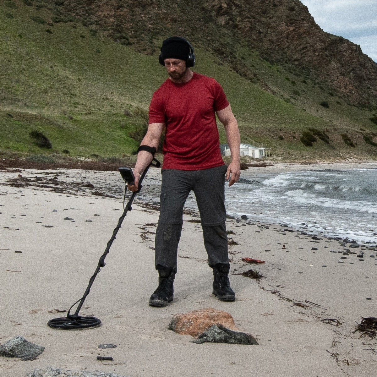 Minelab EQUINOX 700 Multi-IQ Metal Detector, Headphones, Pro-Find 35