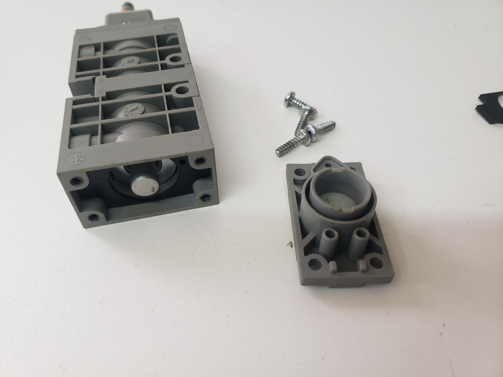 Bosch 0 820 023 012 Solenoid Valve 0820023012