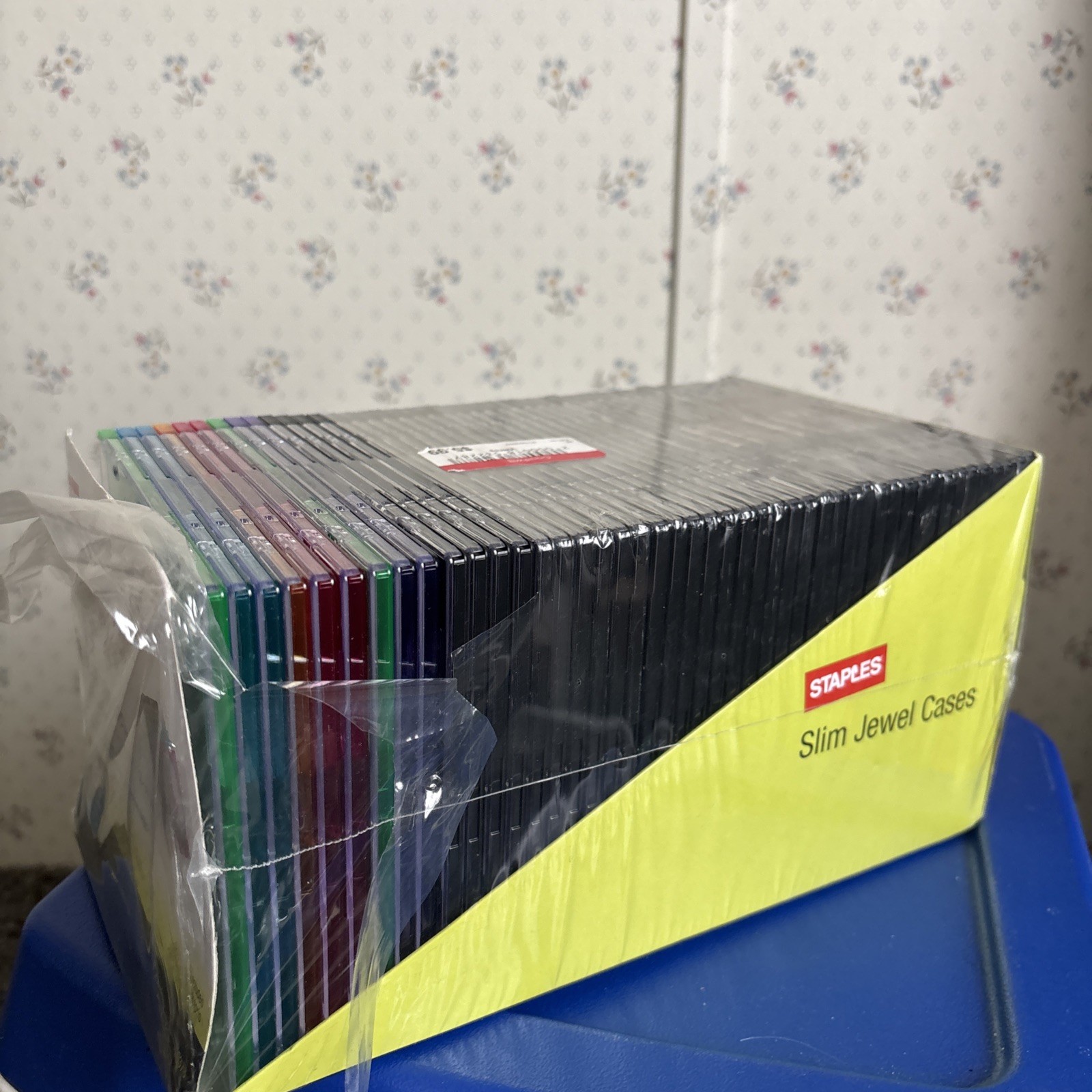 Staples Slim Jewel 50 Pack CD/DVD Cases 40 Clear 10 Assorted Colors