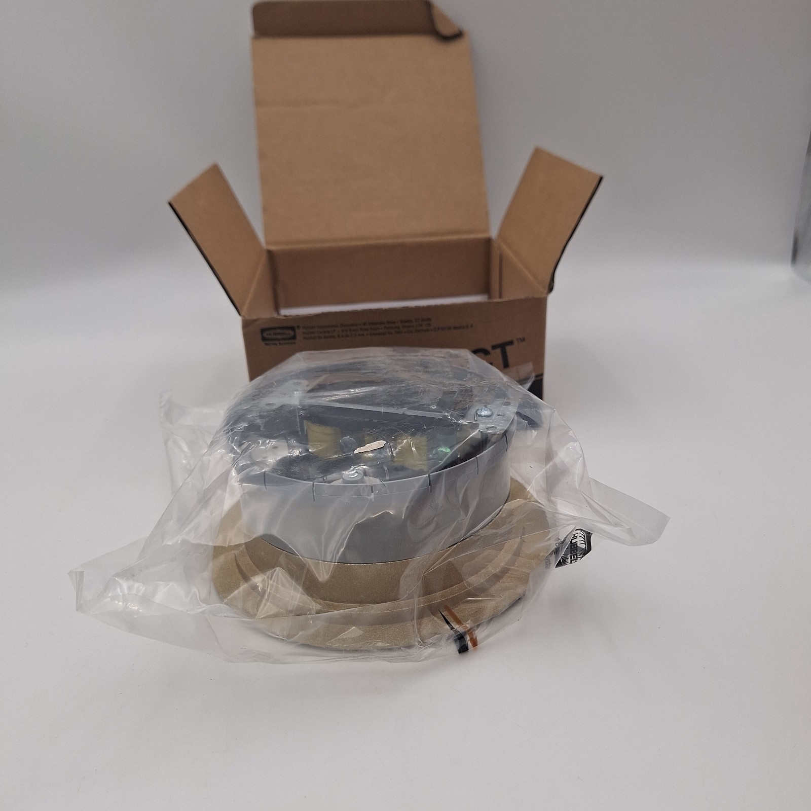 Hubbell tradeSELECT RF406BR Solid Brass Floor Box Flange Door Assembly New