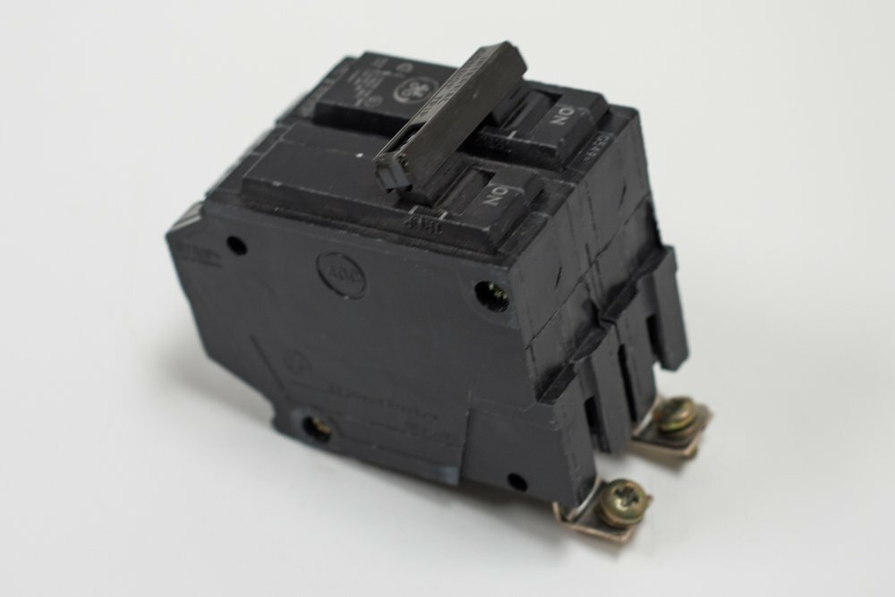GE Distribution THHQB2130 Molded Case Circuit Breaker 30 Amp 120/240 Volt AC 2-P