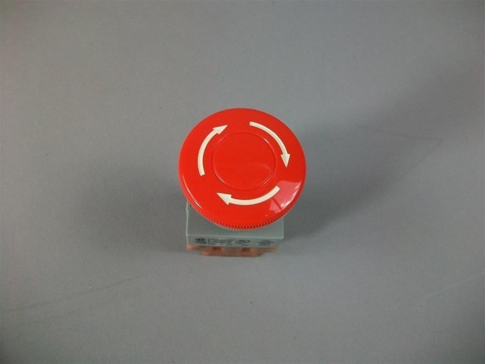 New Old Stock N/C Idec Pushlock Red Stop Button AVW401-R Heavy Duty 120-440V AC