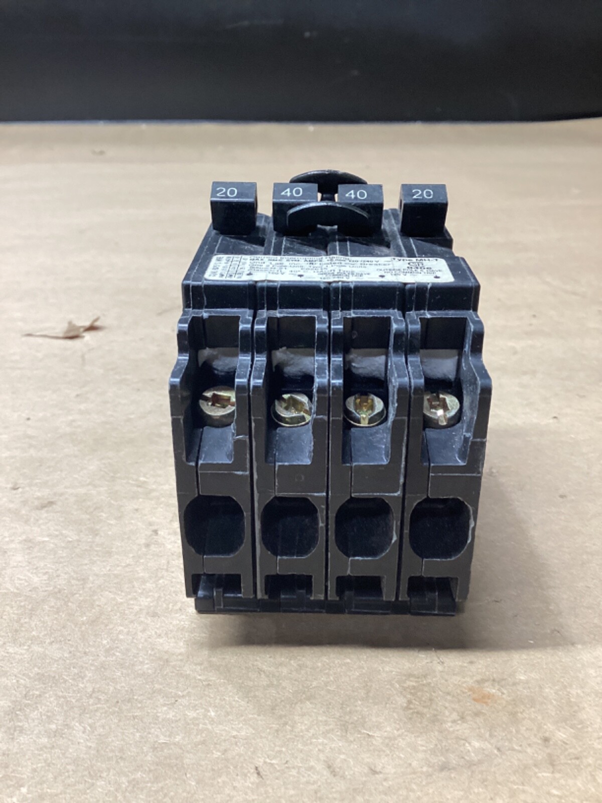 Murray MP24020 20A/40A 2P Triplex Circuit Breaker – Type MH-T/QT #104F203*CO