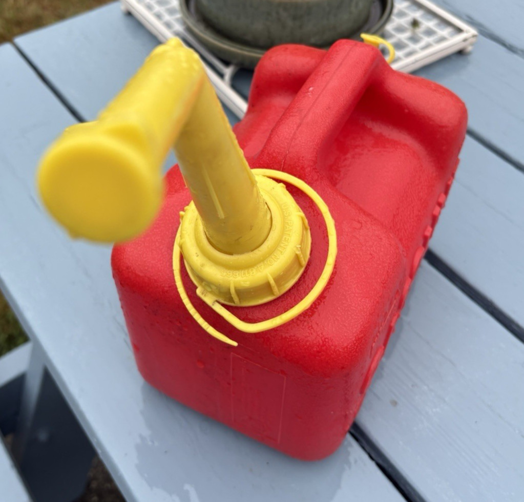 Chilton P50 1 gallon 6 ounces gas can with vent cap & tethered spout cap – CLEAN