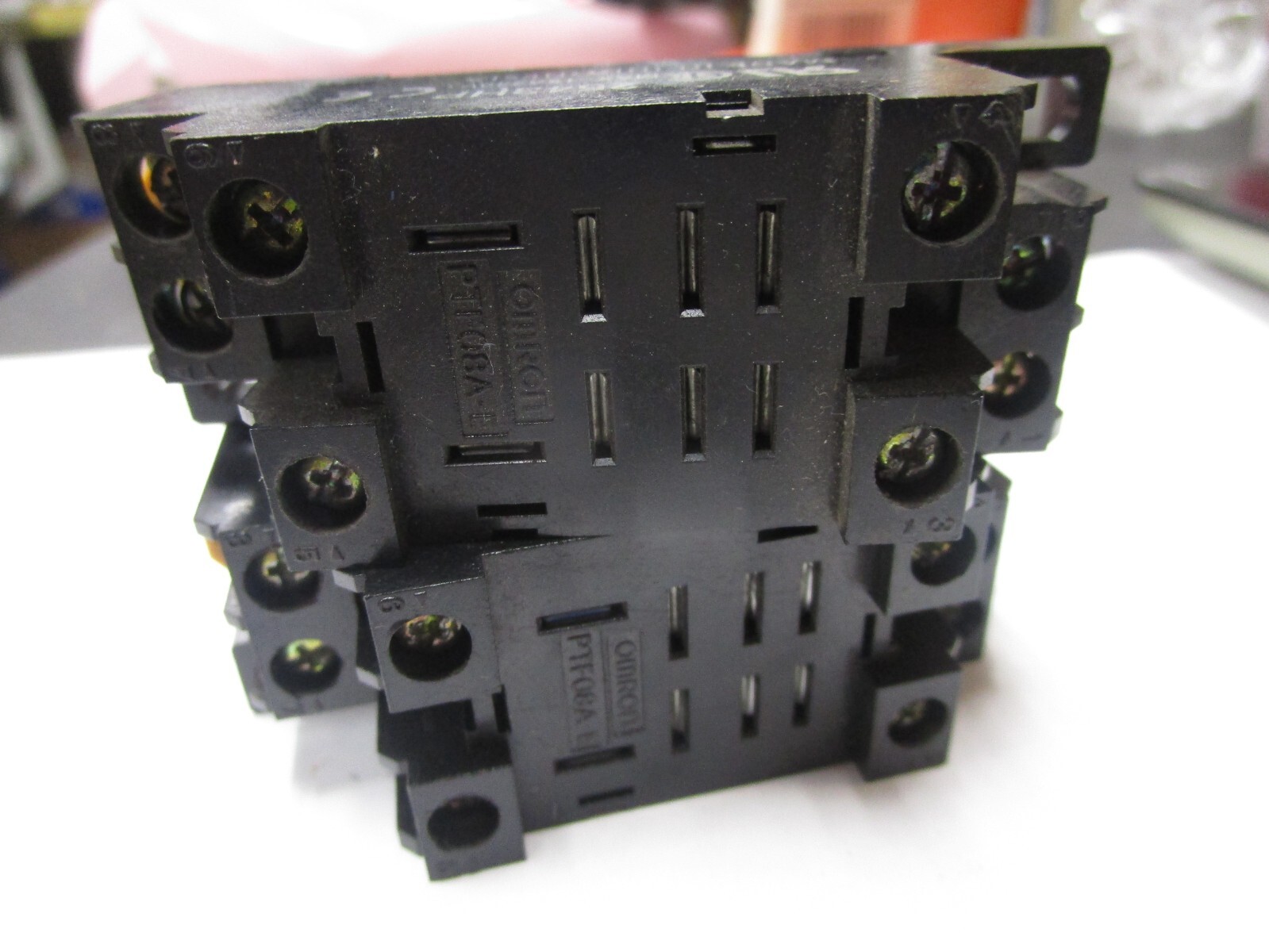 (2) OMRON PTFO8A-E 15A 240V MAX FINGER PROTECTION 8 PIN SOCKET NNB